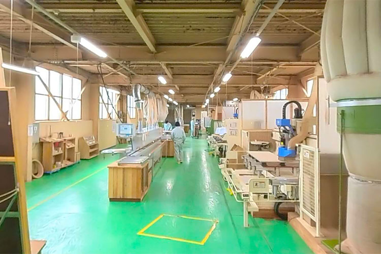 大型の木工機械が並ぶ工場｜株式会社岡田建具製作所様｜レーザー加工機・レーザーカッターの導入事例